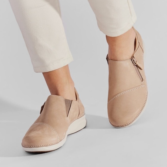 CLARKS APPLEY ZIP LOAFER IN SAND NUBUCK WIDE - Picture 1 of 8